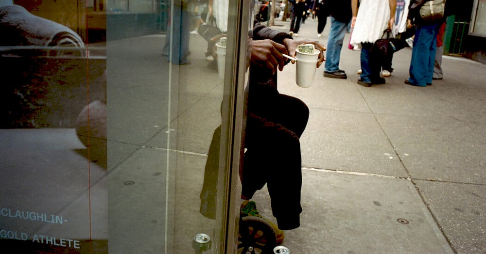 Люди в Нью-Йорку, які використовують безготівкові платежі