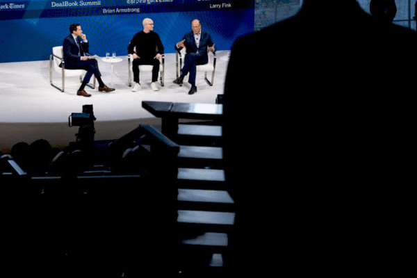 Ларрі Фінк та Браян Армстронг на саміті DealBook