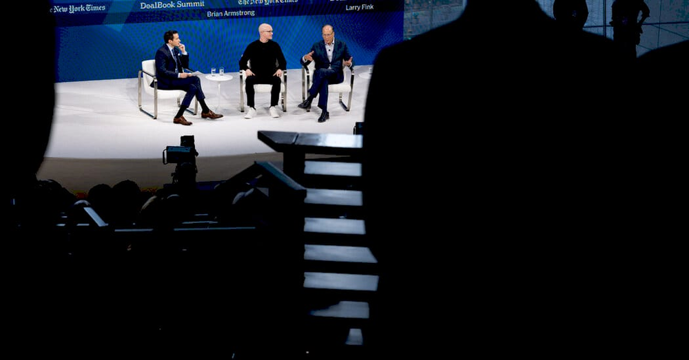 Ларрі Фінк та Браян Армстронг на саміті DealBook