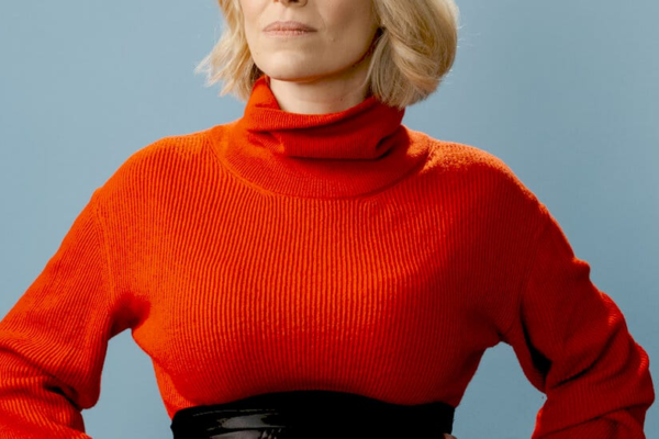 Katherine Maher на фоні логотипу NPR