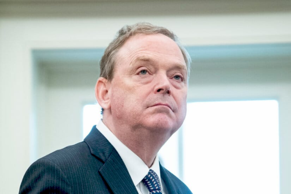 Кевін Хассет на фоні економічних графіків