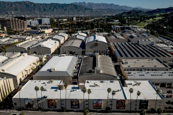 Зображення угоди Netflix та Warner Bros. Discovery