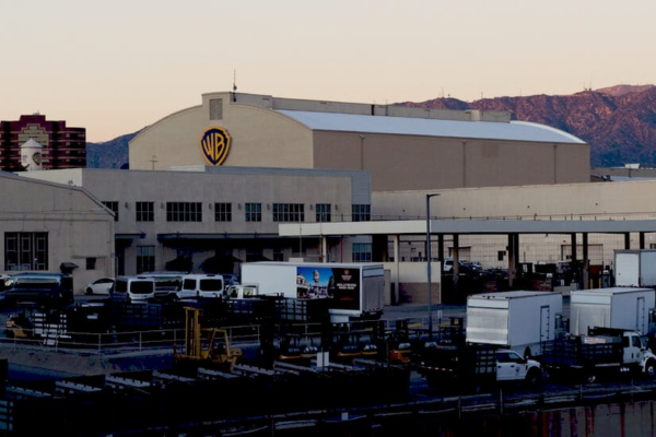 Логотипи Paramount та Warner Bros. Discovery