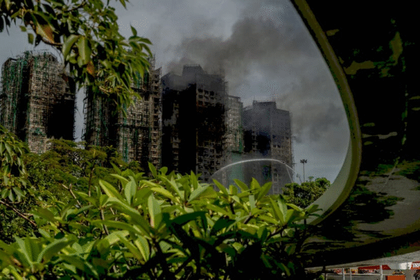 Вид на зруйнований житловий комплекс у Гонконзі